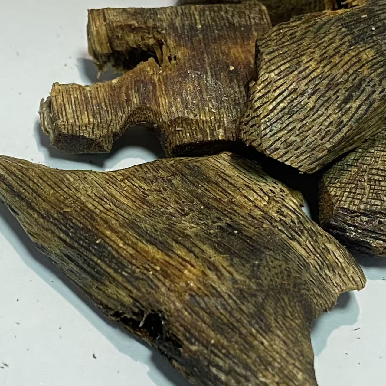 FOREZA Kyara Oud – Premium Agarwood Chips, Slices & Granules (Sinking Grade Available)