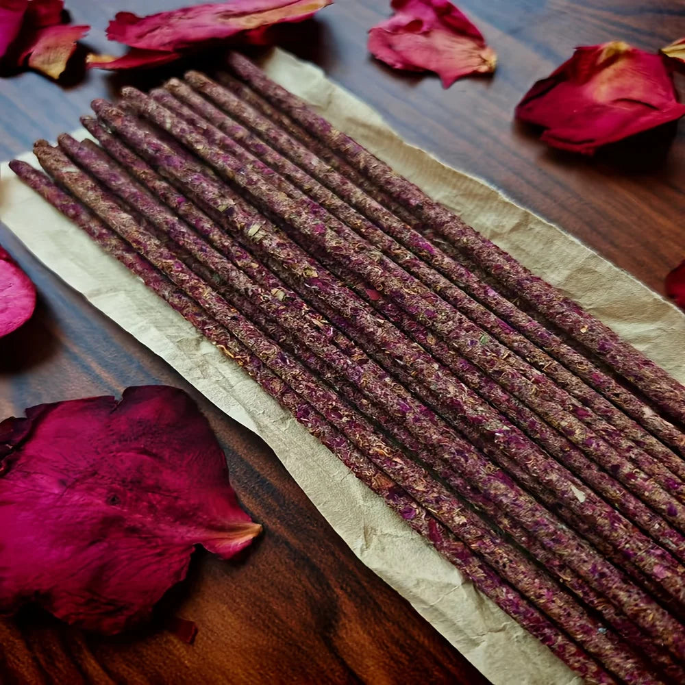 Argentinian Hand-Rolled Incense Sticks in a Box, Containing 6 Scents Including Osmanthus, Rose, Jasmine, Narcissus, Sacred Wood, and Lavender, 21cm Long, with a Rich Aroma, Purifies the Air, Suitable for Yoga, Meditation, Hosting Guests, Reading, Etc