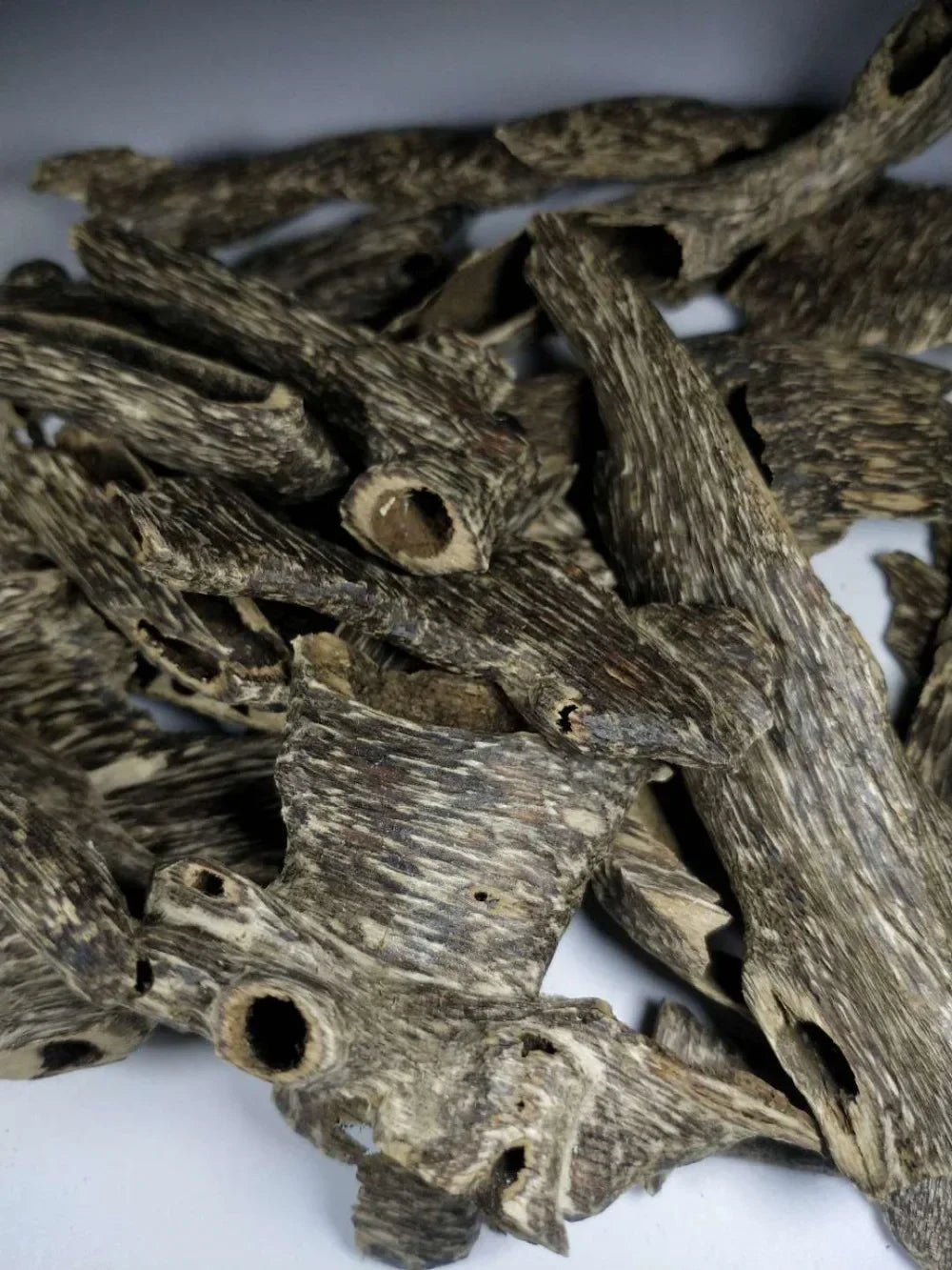 1Bag 5g Natural Hainan Agarwood Worm Leakage Scraping Scraps Incense Aromatherapy Agarwood Raw Wood Block Free Shipping Included