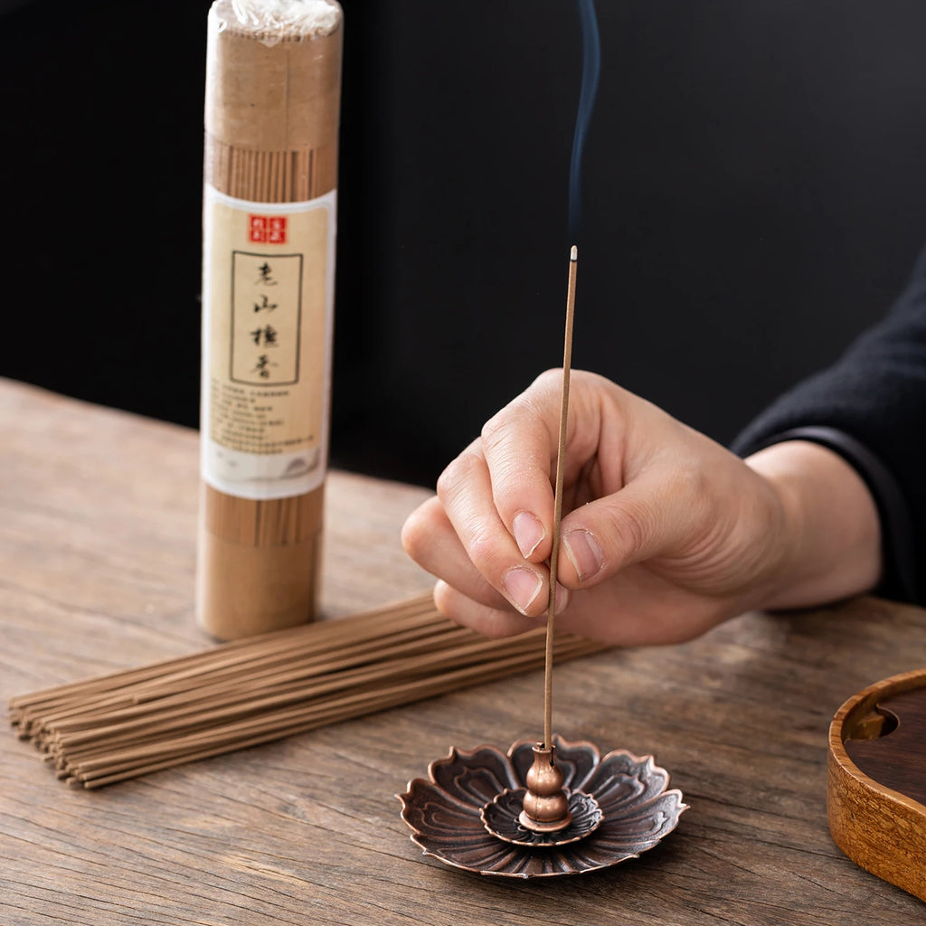 300/600Pcs Natural Sandalwood and Agarwood Incense Sticks, Long-Lasting Fragrance, Strong-Scented Incense with Natural Aroma, Suitable for Living Room, Bedroom, Study, Tea Room, Garden, Yoga, Meditation, and Includes a Burning Stand as a Gift