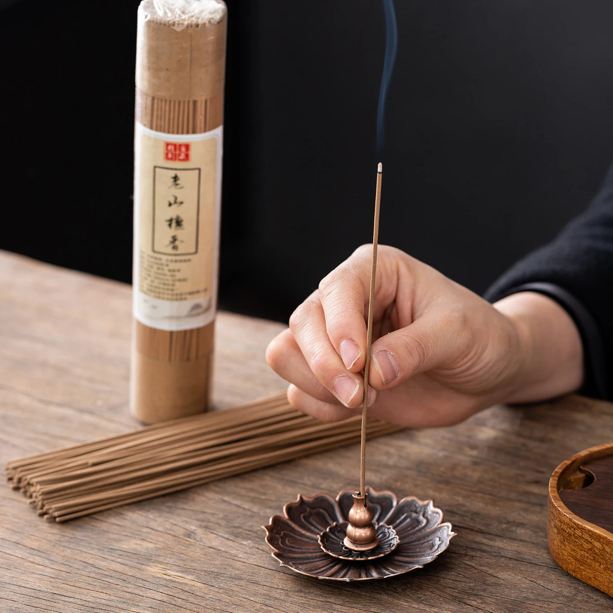 300/600Pcs Natural Sandalwood and Agarwood Incense Sticks, Long-Lasting Fragrance, Strong-Scented Incense with Natural Aroma, Suitable for Living Room, Bedroom, Study, Tea Room, Garden, Yoga, Meditation, and Includes a Burning Stand as a Gift