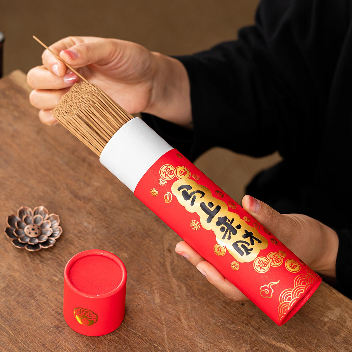 400Pcs Natural Laoshan Sandalwood Incense Sticks, Made from High-Quality Sandalwood, with a Long-Lasting Fragrance, Long Burning Time, and a Natural Rich Aroma, Which Has the Effect of Freshening the Air, Eliminating Odors, Calming the Mind, and Providing