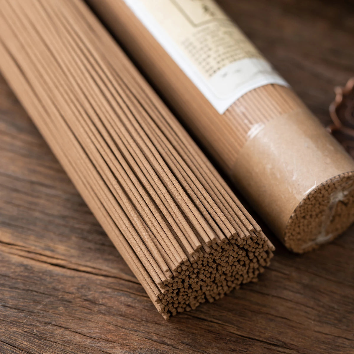 300/600Pcs Natural Sandalwood and Agarwood Incense Sticks, Long-Lasting Fragrance, Strong-Scented Incense with Natural Aroma, Suitable for Living Room, Bedroom, Study, Tea Room, Garden, Yoga, Meditation, and Includes a Burning Stand as a Gift