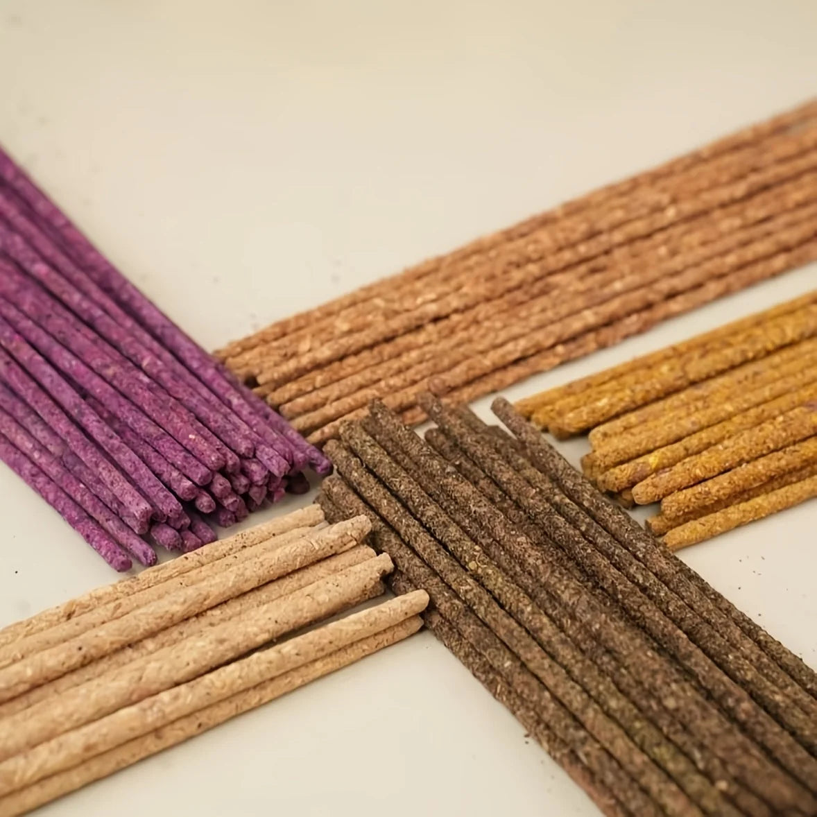 Argentinian Hand-Rolled Incense Sticks in a Box, Containing 6 Scents Including Osmanthus, Rose, Jasmine, Narcissus, Sacred Wood, and Lavender, 21cm Long, with a Rich Aroma, Purifies the Air, Suitable for Yoga, Meditation, Hosting Guests, Reading, Etc