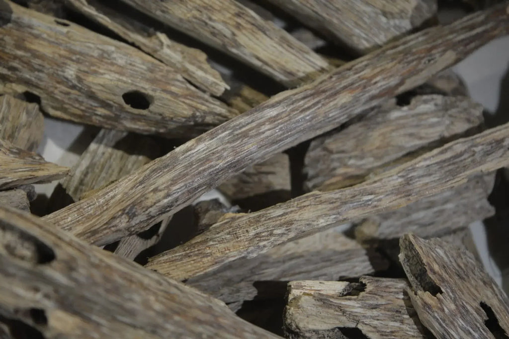 1Bag 5g Natural Hainan Agarwood Worm Leakage Scraping Scraps Incense Aromatherapy Agarwood Raw Wood Block Free Shipping Included